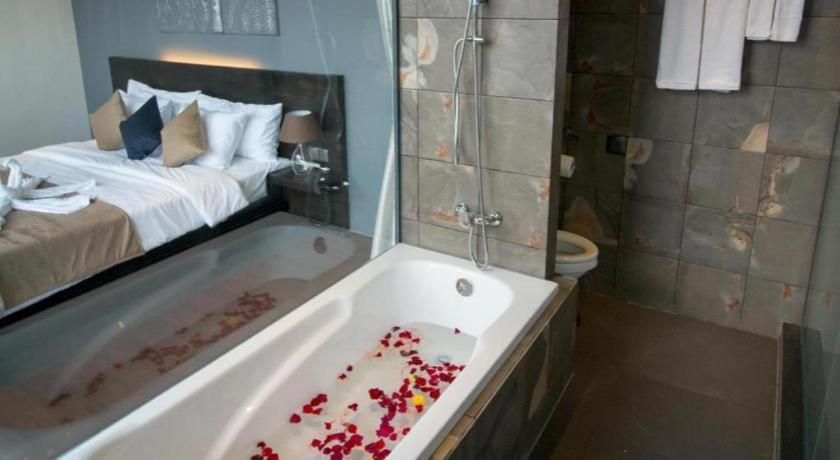 De Art Hotel Пном Пен Екстериор снимка